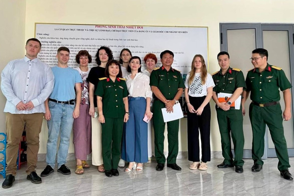 Учёные ФИЦ ИнБЮМ исследуют биоразнообразие морских сообществ Вьетнама  