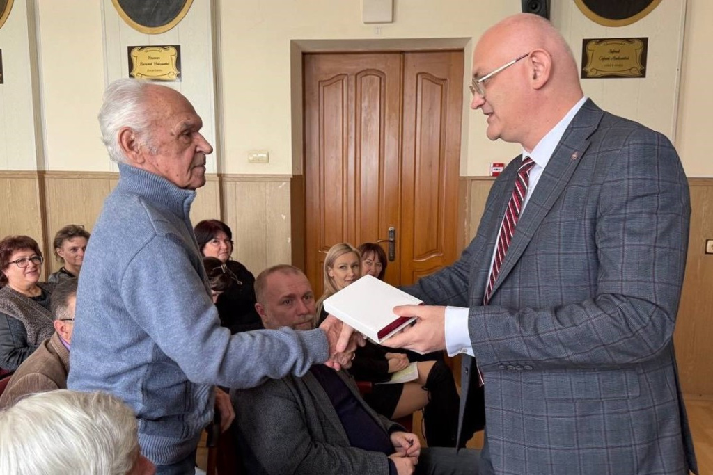 Вручение ведомственных наград Минобрнауки РФ и РАН сотрудникам ФИЦ ИнБЮМ