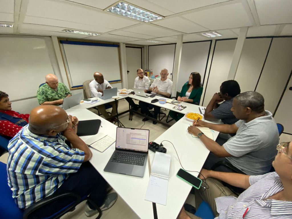 Рисунок 11 – Обсуждение участниками проекта критериев геоэкологической оценки ключевых участков и оценки уязвимости прибрежных экосистем