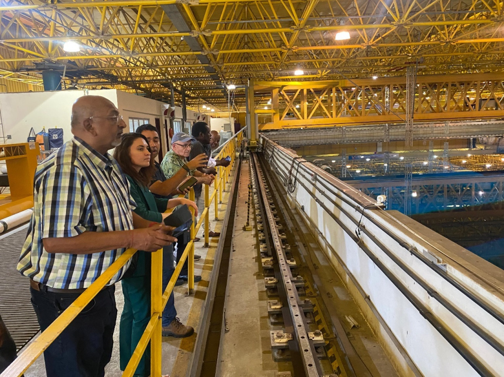 Рисунок 4 – Посещение участниками проекта резервуара для моделирования поведения и воздействия волн и течений в лаборатории океанических технологий